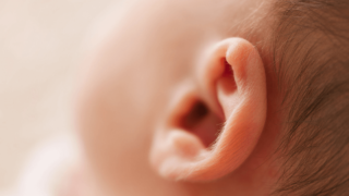 耳の穴が異常に臭い？その原因と臭い匂いを減らす方法を解説！ (1)